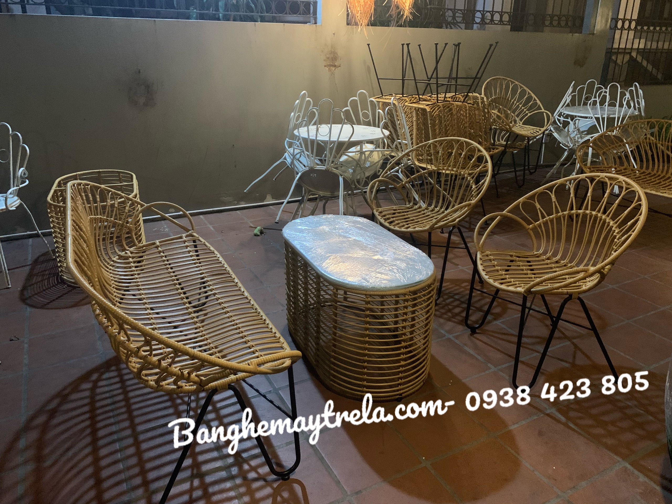 Bàn ghế mây nhựa thiết kế thanh mảnh